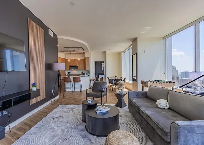 Luxury 28th Floor High Rise, Gym, Parking, Pool, Golf * Phoenix