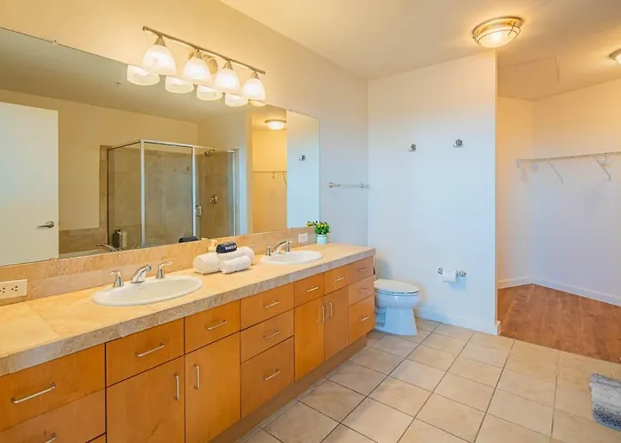 Luxury 28th Floor High Rise, Gym, Parking, Pool, Golf