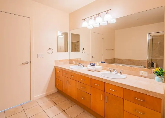 Luxury 28th Floor High Rise, Gym, Parking, Pool, Golf Phoenix