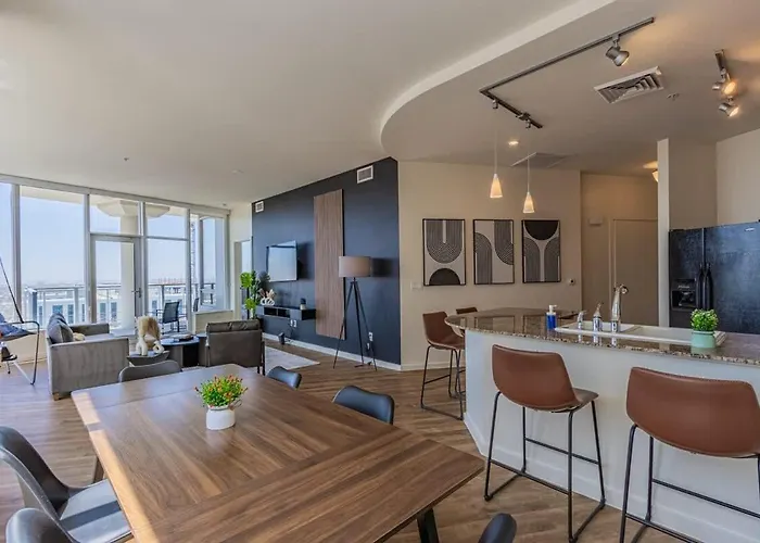 Luxury 28th Floor High Rise, Gym, Parking, Pool, Golf