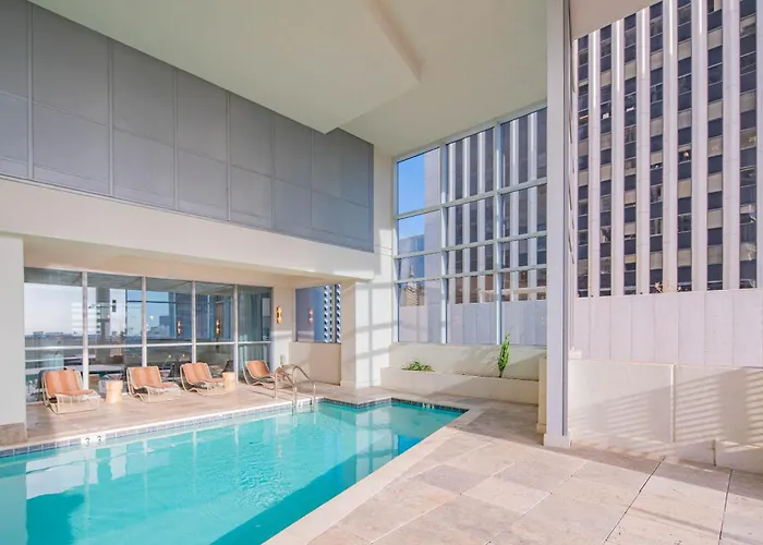 Luxury 28th Floor High Rise, Gym, Parking, Pool, Golf * Phoenix